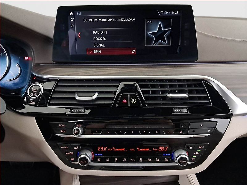 BMW Řada 5 (2018) M Sport 530d xDrive - fotka 12 z 20