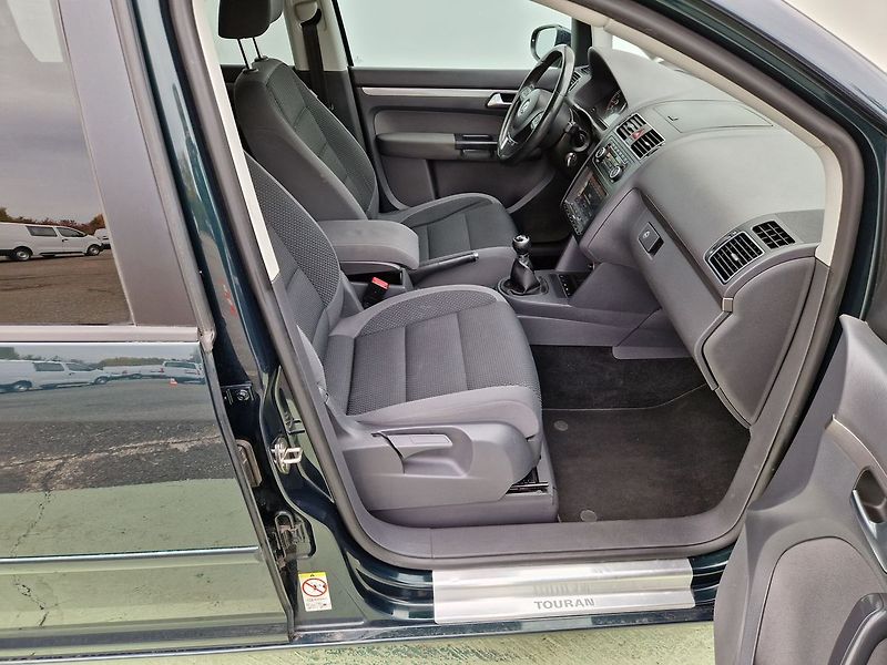 Volkswagen Touran Comfortline 1.2 TSI 7 míst - fotka 30 z 35