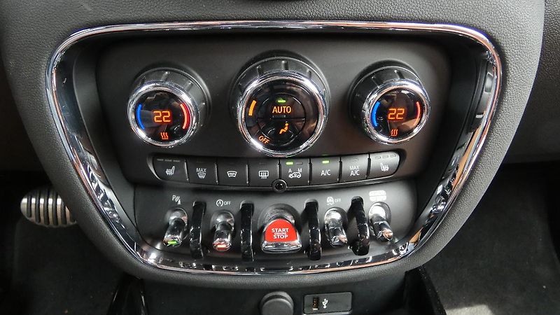 Mini Clubman JCW ALL4 Aut. - fotka 16 z 27