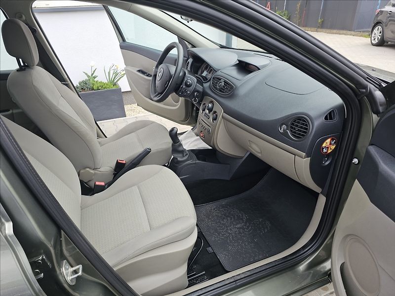 Renault Clio 1,2 i 55KW Grandtour klima ALU - fotka 26 z 35