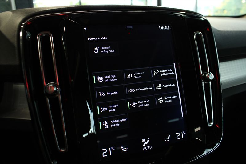 Volvo XC40 D4 AWD Momentum PilotAs/360°/P - fotka 21 z 32