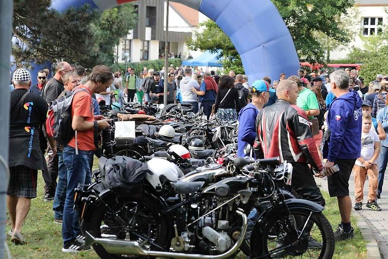 Na akci Jízda do vrchu a výstava historických vozidel se představilo na tři sta automobilů a motocyklů.