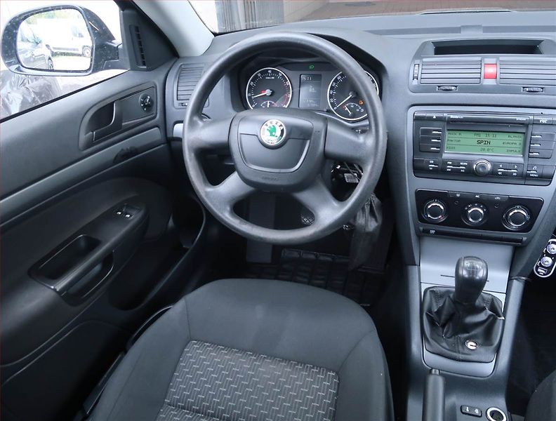 Škoda Octavia (2011) 1.6, Serv.kniha - fotka 7 z 14