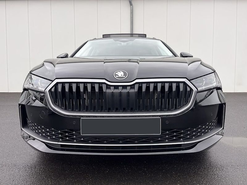 Škoda Superb TDI Selection Pano Matrix HuD - fotka 2 z 15