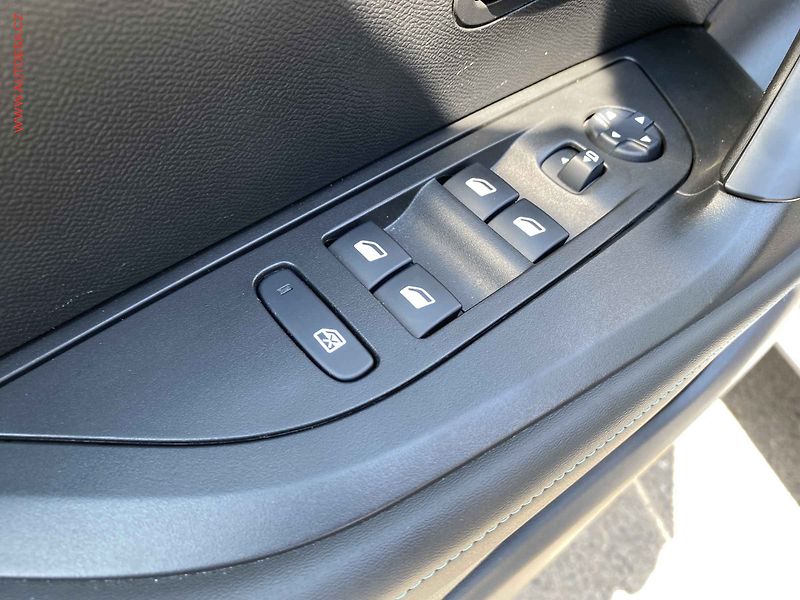 Peugeot 2008 (2021) 1.2PT, Allure, TZ, navi - fotka 13 z 18