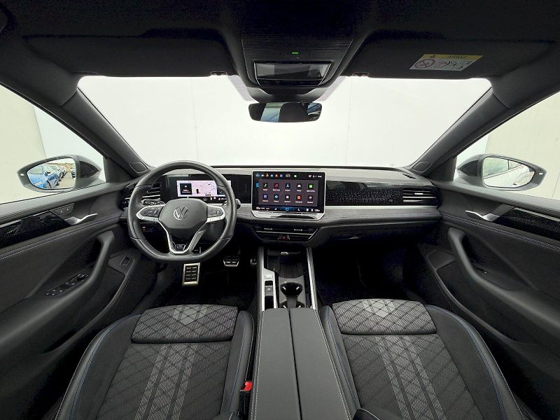 Volkswagen Passat (2024) 2.0 TDI 110 kW R-LINE - fotka 10 z 35