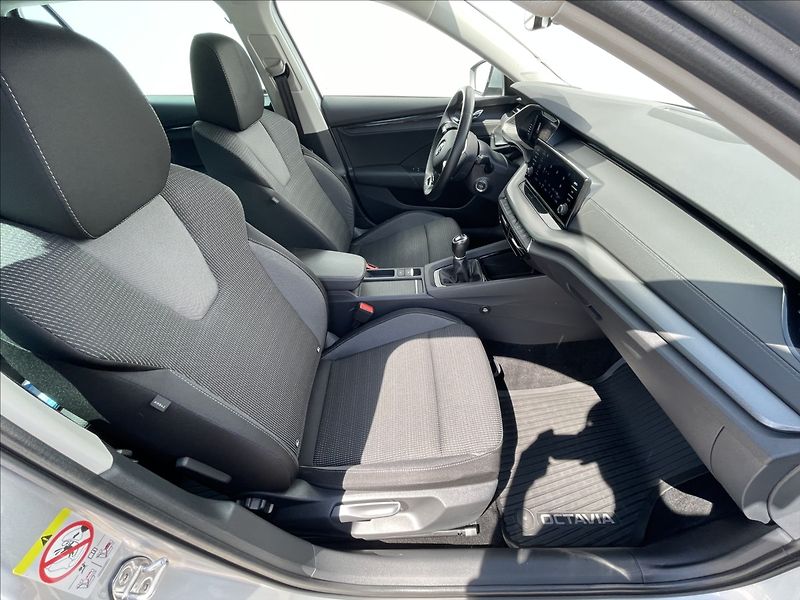 Škoda Octavia 2,0 TDI Combi Ambtion Plus LED - fotka 18 z 24