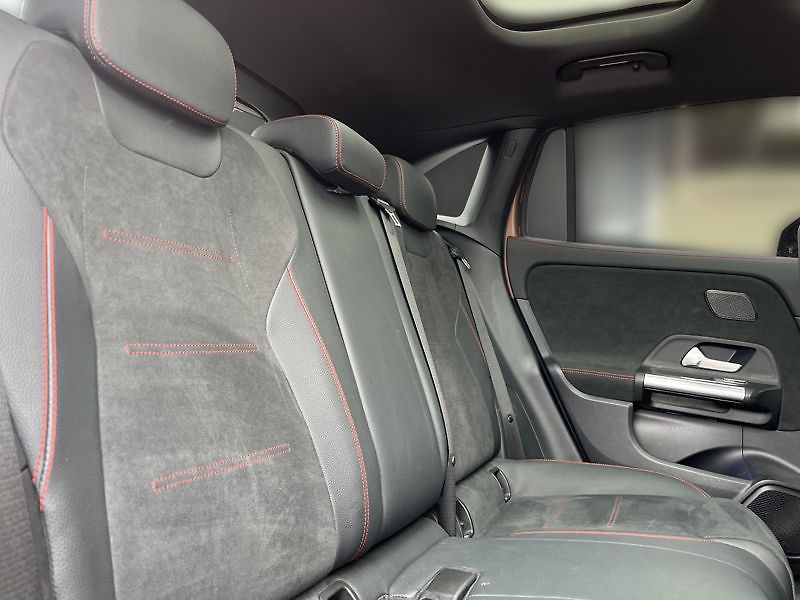 Mercedes-Benz GLA 250 4MATIC AMG Line Panorama - fotka 17 z 18