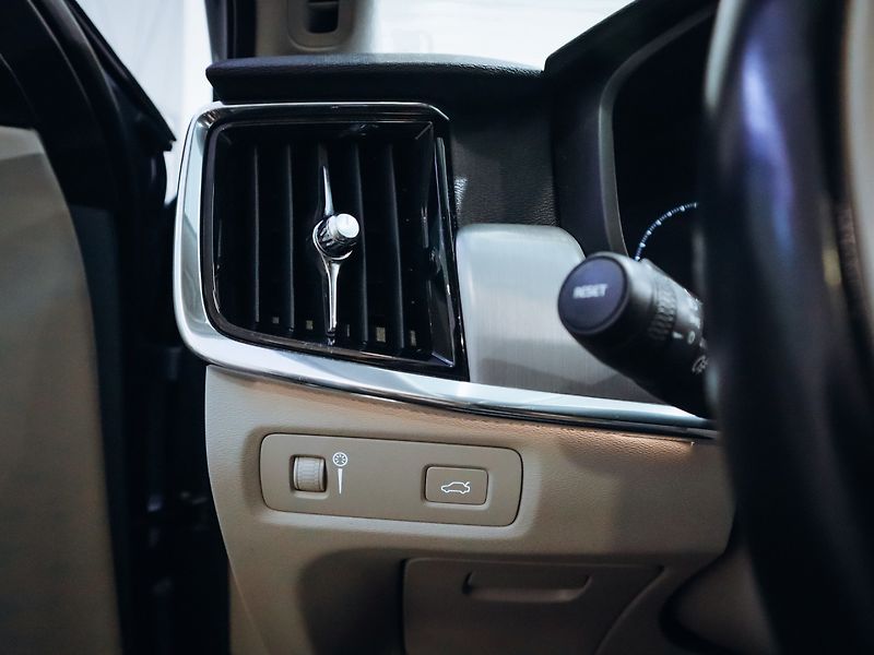 Volvo V90 D5 Momentum 173 kW AWD - fotka 12 z 28