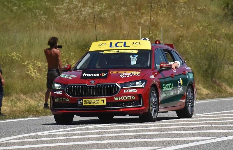 I v letošní Tour de France hrají kromě závodníků velkou roli auta značky Škoda.