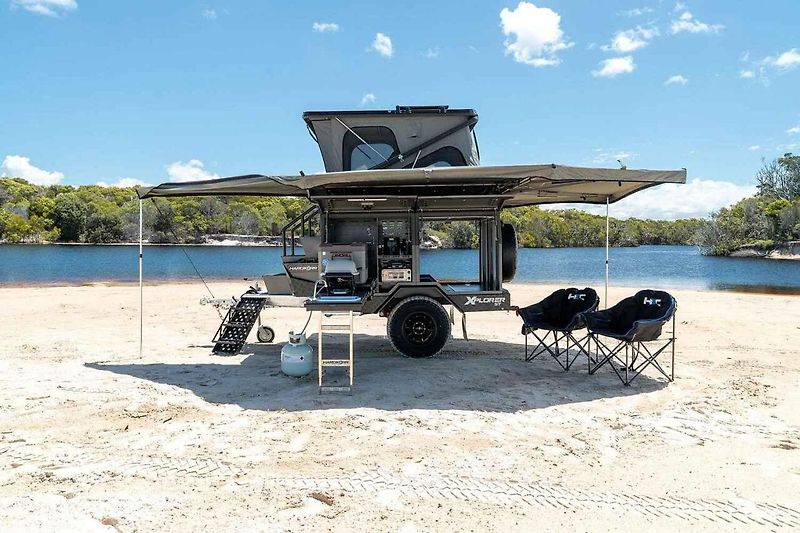 Obytný přívěs od Hardkorr Campers je kompaktní, levný a bytelný. Výrobce jej vytvořil do náročného terénu.