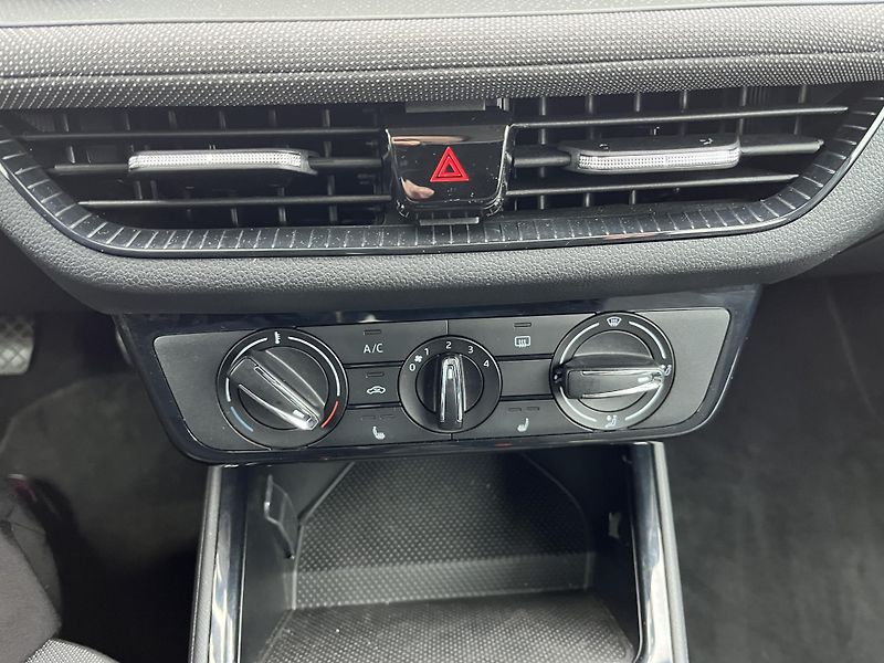 Škoda Fabia 1,0 TSi 70 kW SELECTION - fotka 17 z 21