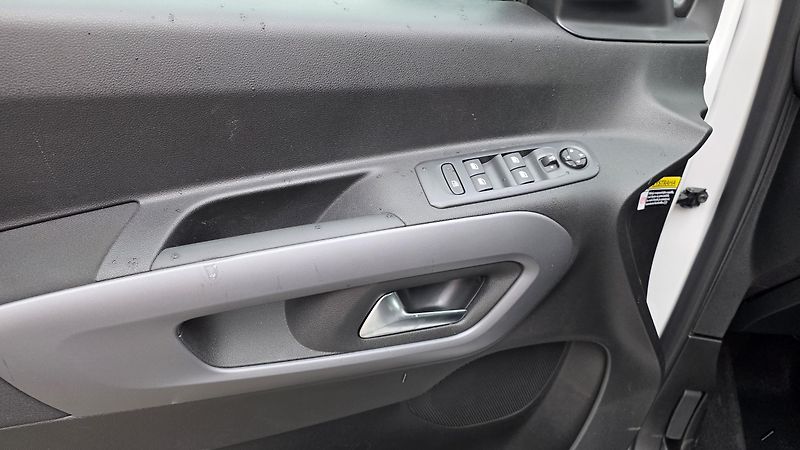 Opel Combo (2026) 1.5 CDTi 96kW AT8 Elegance 7m - fotka 9 z 33