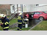 Mazda skončila po nehodě v kuriózní pozici.