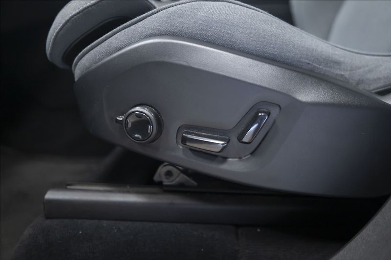 Volvo XC90 2,0 B5 AWD INSCRIPTION 7 MÍST - fotka 18 z 47