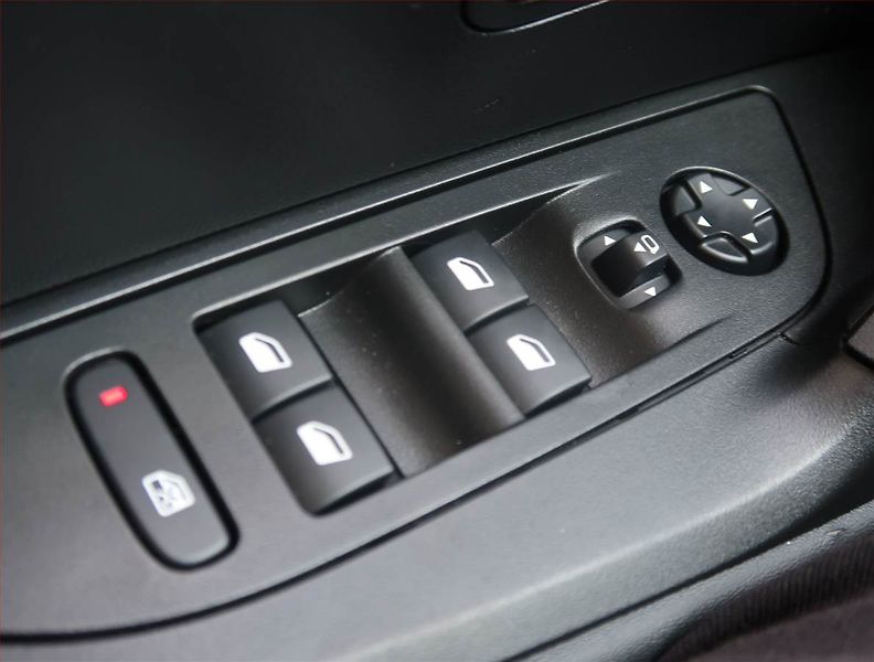 Peugeot 2008 (2023) Allure 1.2 PureTech, Automat - fotka 17 z 17