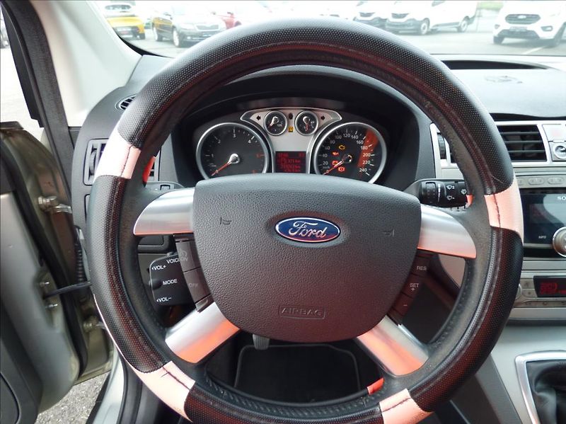 Ford Kuga 2,0 TDCI, 4x4 - fotka 23 z 47