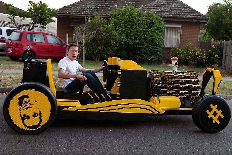 Funkční automobil postavený z Lega.