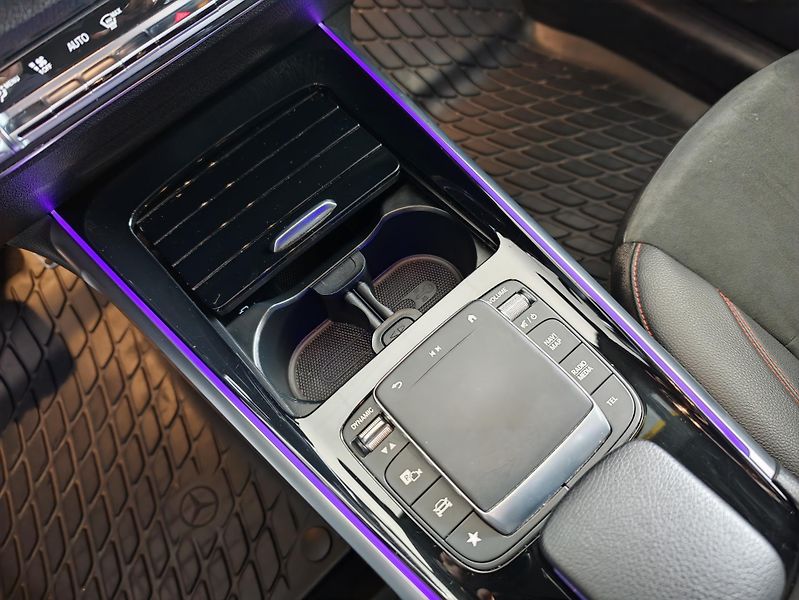 Mercedes-Benz GLB 200d 4M AMG 7míst - fotka 20 z 48