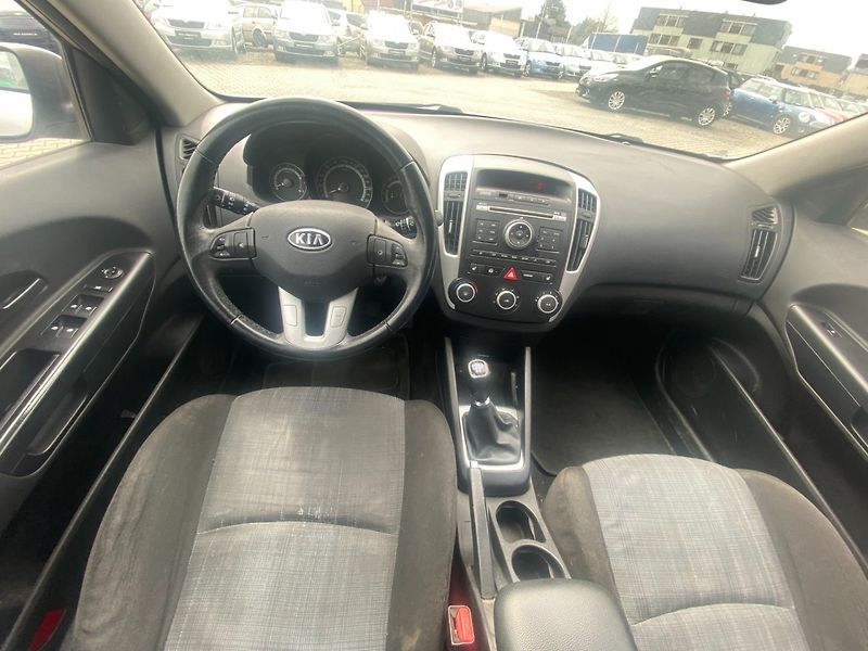 Kia Ceed (2010) 1.4  ČR - fotka 8 z 16