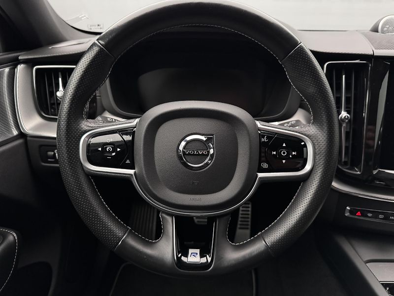 Volvo XC60 T8 AWD RECHARGE R-DESIGN AUT - fotka 3 z 51