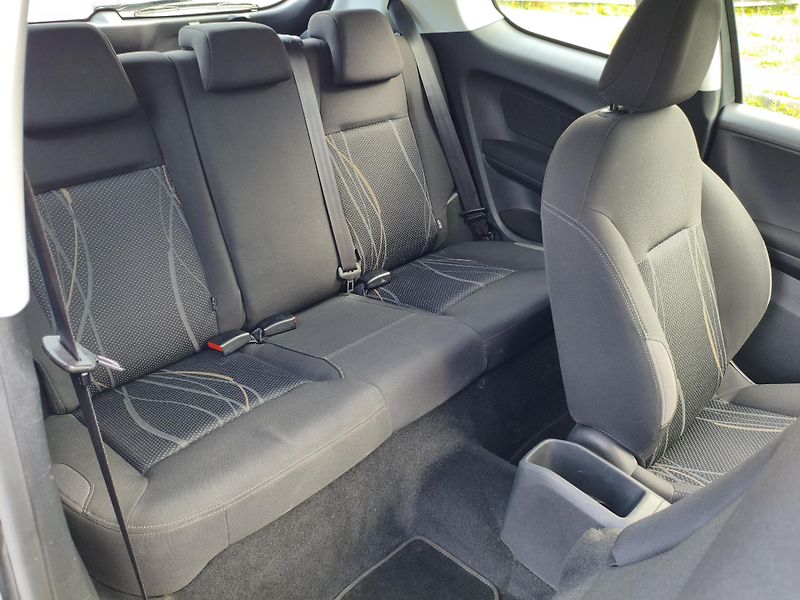 Peugeot 208 (2012) 1,6 eHDI 68Kw - fotka 15 z 33
