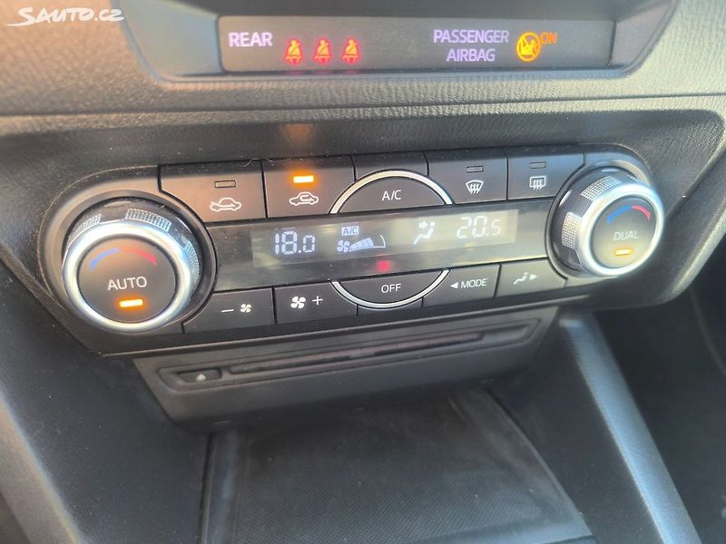 Mazda 3 KRÁSNÁ,SERVISKA,1MAJ,VÝBAVA - fotka 13 z 18
