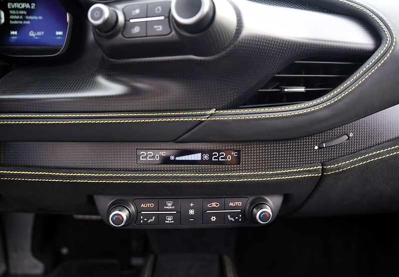 Ferrari F8 Spider/6700km/720 PS - fotka 49 z 51