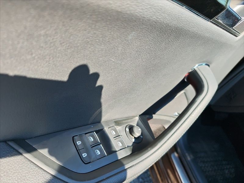 Škoda Superb 1,5 TSI Laurin&Klement DSG - fotka 11 z 11