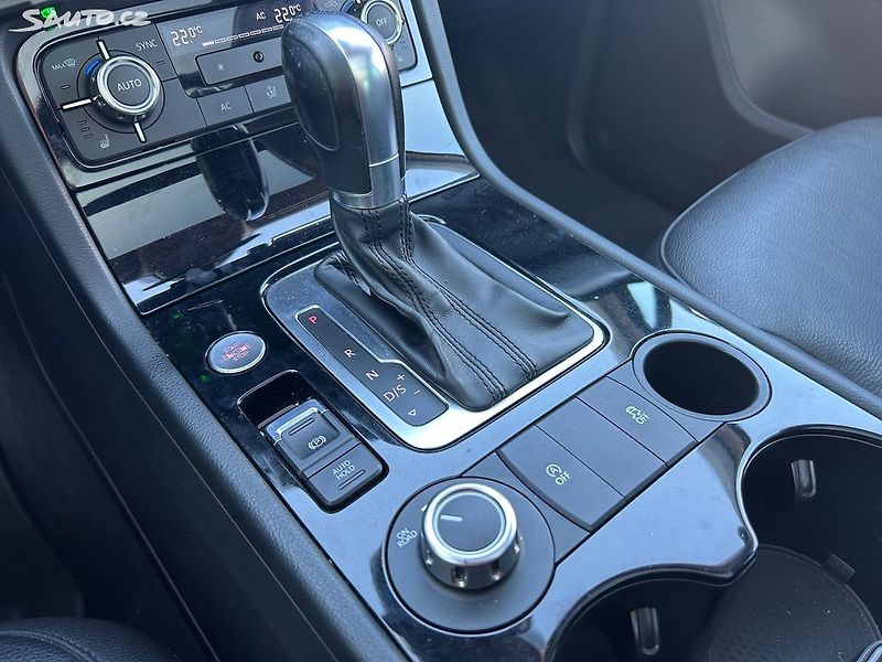 Volkswagen Touareg (2014) 3.0 TDi 150 KW SERVISNÍ KNIHA - fotka 21 z 37