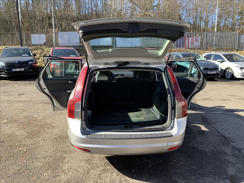 Volvo V50 2,0 D - fotka 17 z 17