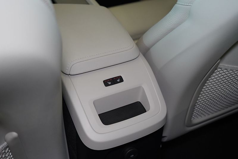Volvo XC60 T8 Ultra Dark PHEV, Pano, 360° - fotka 46 z 48