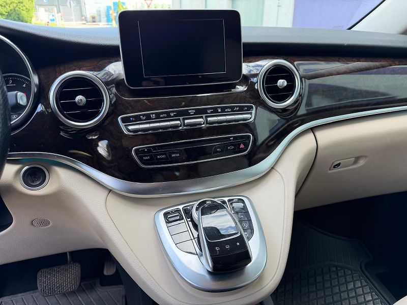 Mercedes-Benz Třídy V 250 D Avantgarde L 4matic - fotka 25 z 28