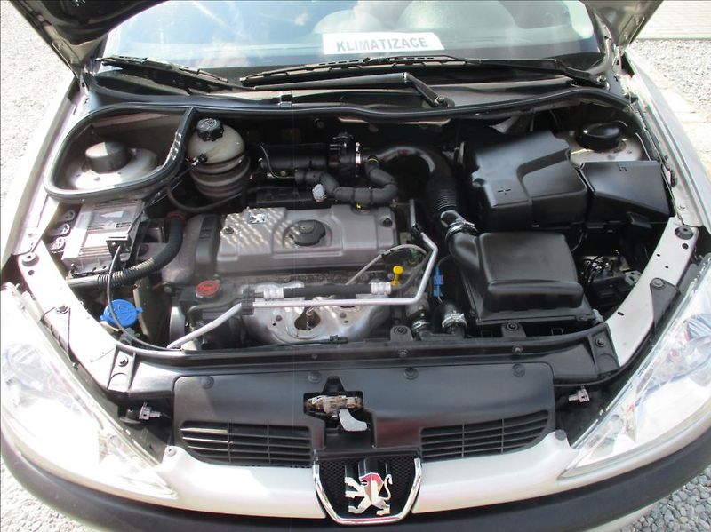 Peugeot 206 1,4 i, klima, serv.kniha, CZ - fotka 13 z 17