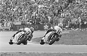 Při závodě TT v Assenu 1984 třídy 500 ccm jede Mamola s číslem 3. Vedle něj je s číslem 11 Roche.
