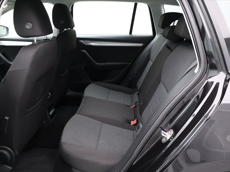Škoda Octavia 2,0 TDI DSG Ambition 1.Maj. - fotka 14 z 29