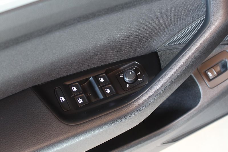 Volkswagen Passat (2022) 2.0TDI DSG Display LED TAŽNÉ - fotka 16 z 37