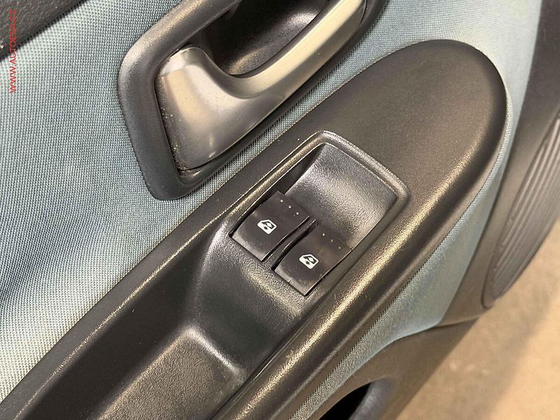 Renault Clio (2005) 1.2i, ČR, AC, tažné - fotka 14 z 15
