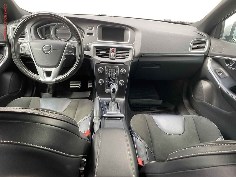 Volvo V40 (2018) 2.0i, AT, LED, kamera - fotka 8 z 18