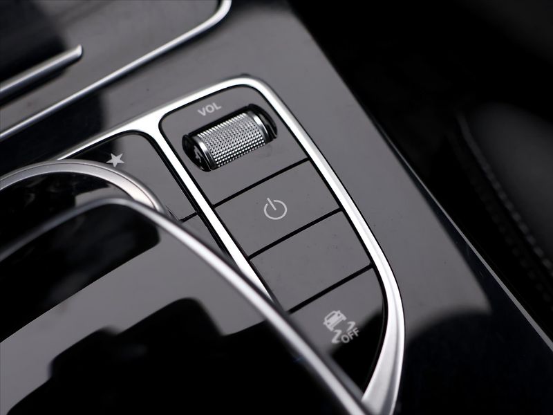 Mercedes-Benz GLC 2,0 250 4MATIC AMG LINE - fotka 25 z 27