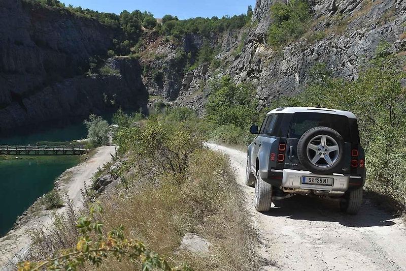 Prezentace vozu Land Rover Defender v lomu Velká Amerika