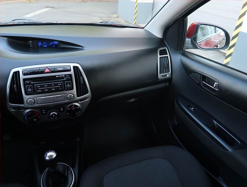 Hyundai i20 (2014) 1.2, Serv.kniha - fotka 8 z 15