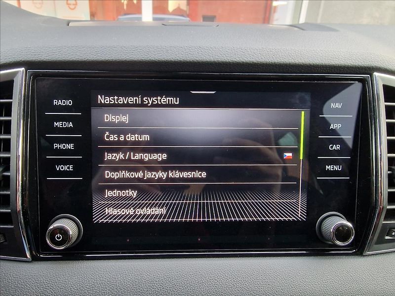 Škoda Karoq 2.0TDI DSG Style,ČR,1.Majitel - fotka 32 z 50