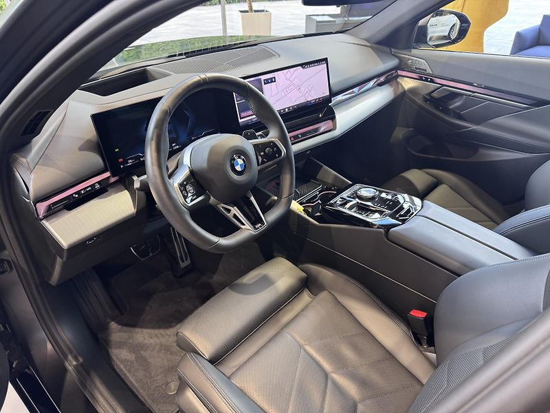 BMW Řada 5 540d xDrive Touring M-Sport - fotka 8 z 28