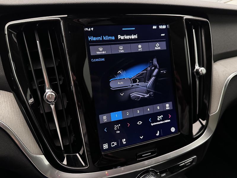 Volvo V60 B4 DARK PLUS AUT  - fotka 44 z 49