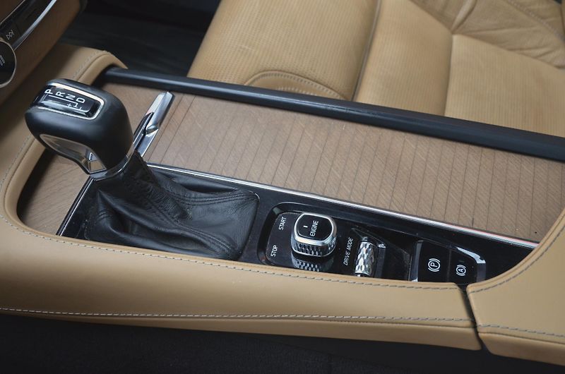 Volvo XC90 (2016) D5 // REZERVOVÁNO // - fotka 31 z 47