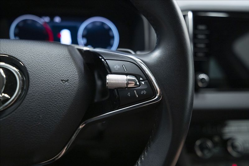 Škoda Karoq 2,0 TDI DSG 4x4 NAVI KAMERA ČR - fotka 34 z 40