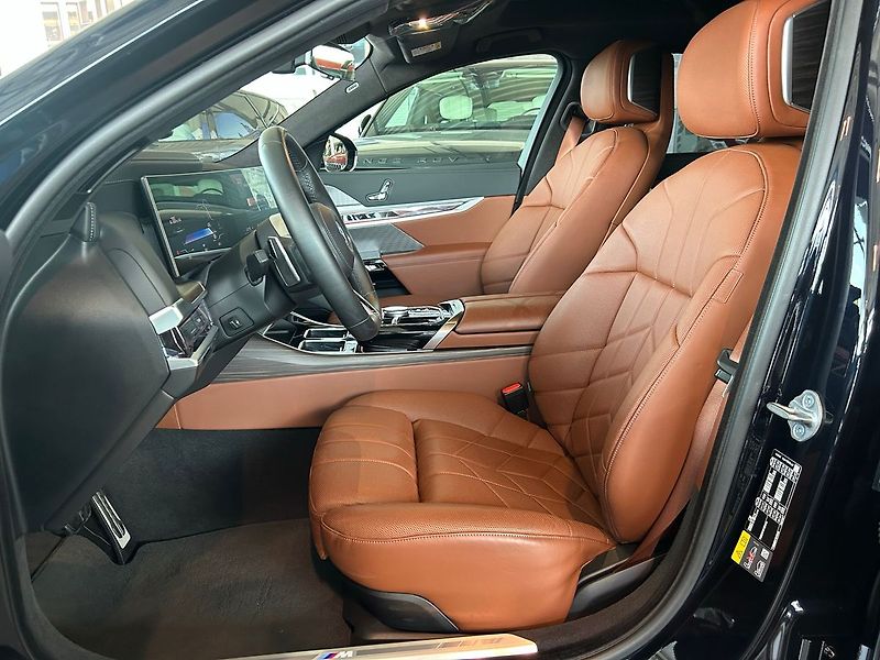 BMW Ostatní i7 xDrive 60 TV TOP 2025 - fotka 19 z 44