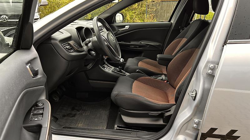 Alfa Romeo Giulietta 1.4 TB 120k Distinctive - fotka 11 z 15