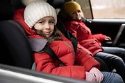 Takhle ne! Silná zimní bunda a na ní jen volně zapnuté pásy, navíc ve špatné pozici, představují v případě nárazu velké nebezpečí.